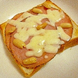 ピーナツ＆パストラミ♡チーズトースト